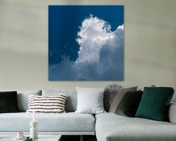 Wolk in de blauwe lucht van Heiko Kueverling