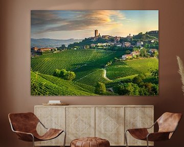 Barbaresco Dorf und Weinberge. Langhe, Italien von Stefano Orazzini