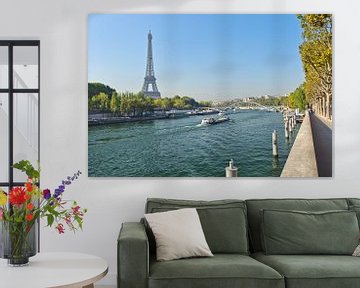 Zicht op de Seine en de Eiffeltoren. van Rene du Chatenier