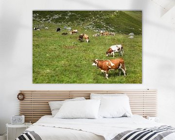 Grazende koeien op berghelling in Tirol. van Wim Jacobs
