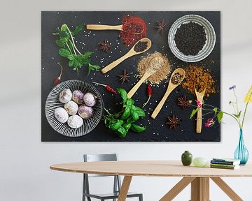 Nature morte joyeuse et colorée avec des herbes. sur Saskia Dingemans Awarded Photographer