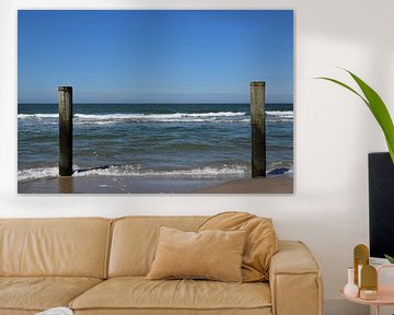 Pfähle im Meer am Strand von Petten von Corine Dekker