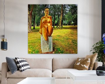 Statue d'une femme nue dans un parc