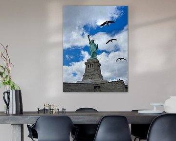 Freiheitsstatue | New York City | Blauer Himmel mit Vögeln von Mavaev