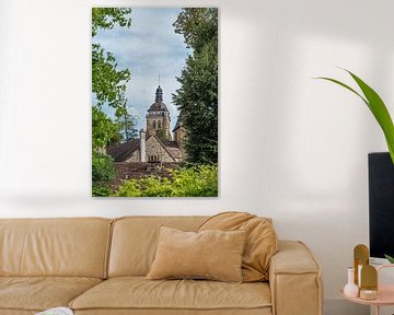 Kerktoren in een karakteristiek dorp in Frankrijk van Tobias van Krieken