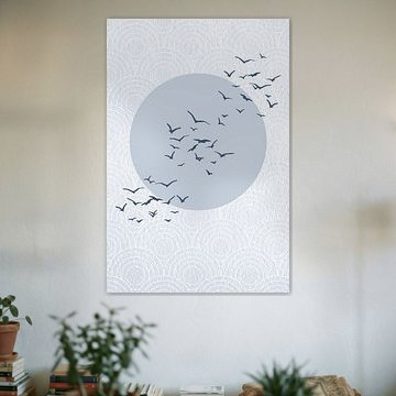 Japandi. Abstrakte Landschaft mit pastellblauer Sonne und Vögeln auf japanischem Bullseye-Muster von Dina Dankers