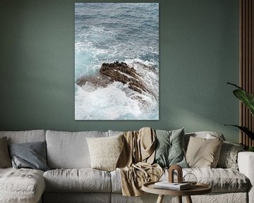 Golven en rots in de oceaan van LyanneArt