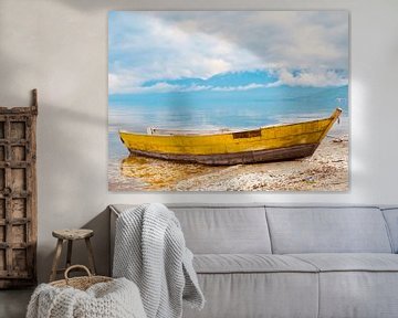 Gelbes Boot auf dem See von Judith van Wijk