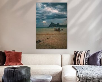 Longboat Thailand mit Blick auf das Meer und die Berge von Luuk van den Ende