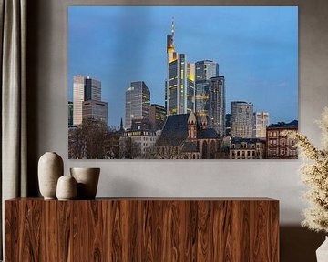 Skyline in de zonsondergang Reflectie in Frankfurt van Fotos by Jan Wehnert