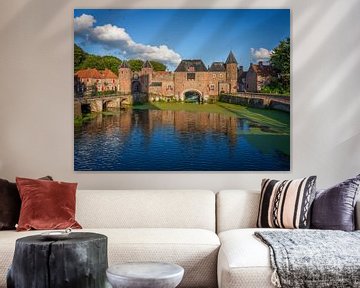 Porte de couple d'Amersfoort avec ciel bleu et nuages pendant l'après-midi d'été sur Bart Ros