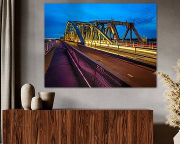 De IJsselbrug in Zutphen tijdens het blauwe uurtje van Bart Ros