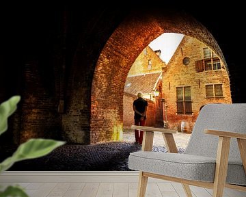 Oude stadspoort met wandelaar in Zutphen.