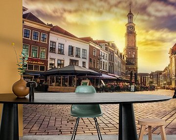 De romantische Wijntoren en het gezellige plein van Zutphen bij zonsondergang