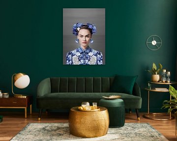 Frida in Delfts blauw op grijze horizon achtergrond, moderne variatie op iconisch portret van Mijke Konijn