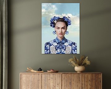 Frida in Delfts blauw voor blauwe lucht met wolken moderne variatie op iconisch portret van Mijke Konijn