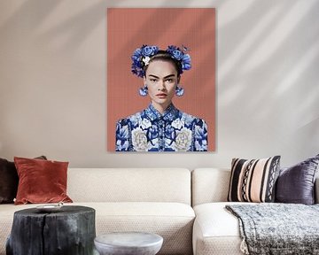 Frida en bleu de Delft sur fond vieux rose, variation moderne d'un portrait iconique sur Mijke Konijn