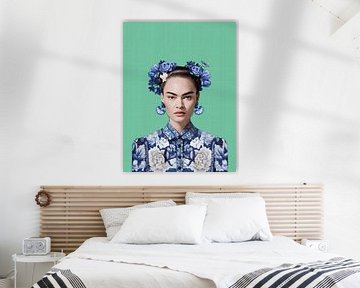Frida in Delfter Blau auf jadegrünem Hintergrund, moderne Variante eines ikonischen Porträts von Mijke Konijn