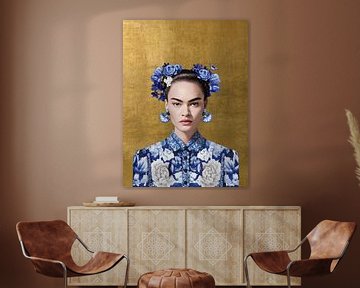 Frida in Delfts blauw op gouden achtergrond, moderne variatie op iconisch portret van Mijke Konijn
