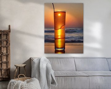 Glas op het strand met de ondergaande zon van Michael