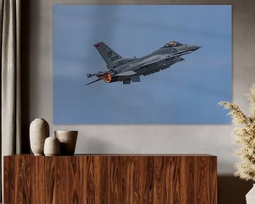 Eine F-16 der U.S. Air Force startet von der Air Base Spangdahlem. von Jaap van den Berg