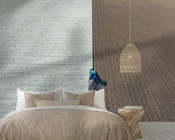 Traktor pflügt den Boden für die Anpflanzung von Pflanzen 