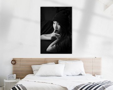 Portrait de Minh-Ly en noir et blanc sur Bart van Lier