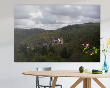 Het romantische Burg Eltz in de Eifel in Duitsland