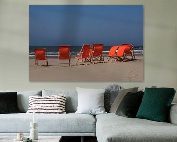 Chaises de plage au bord de la mer. sur Blond Beeld