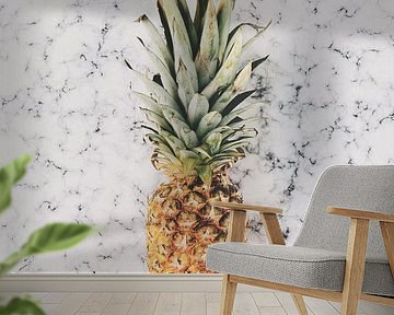 Ananas auf weißem Marmor