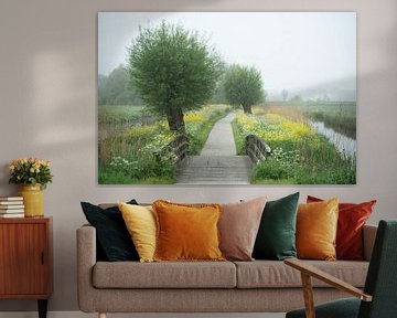 Weggetje in de polder met brug, knotwilgen, fluitenkruid en koolzaad van Birgitte Bergman