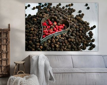 Rode en zwarte peperkorrels met hartvormige uitsteker van BeeldigBeeld Food & Lifestyle