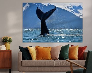 Bultrug walvis die z'n staart op het water slaat. van Koen Hoekemeijer