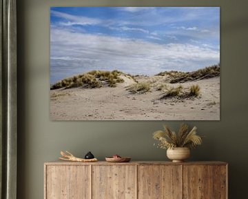 Duinen in Nederland op een heldere en zonnige dag van Vera Konijn