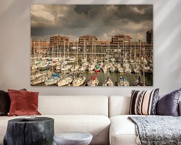 Le port de Scheveningen plein de bateaux sous des nuages sombres sur KB Design & Photography (Karen Brouwer)