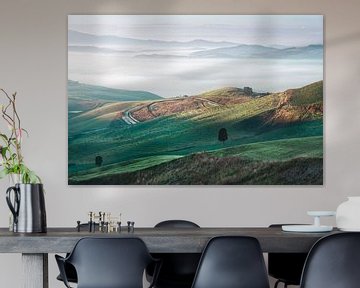 Mistig ochtendlandschap in Volterra. Toscane, Italië van Stefano Orazzini