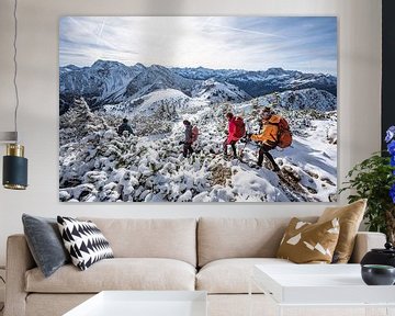 Wandelaars op de Iseler in lichte sneeuw van Leo Schindzielorz