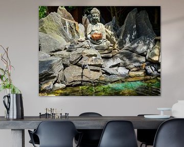 Statue de Bouddha dans une rocaille japonaise avec étang de jardin sur Animaflora PicsStock