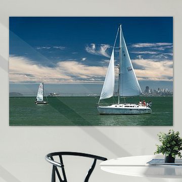 Ein paar Segelschiffe fahren durch die Bucht von San Francisco (USA)