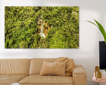 Bezaubernder Wasserfall im tropischen Dschungel von Cebu Philippinen von Surreal Media