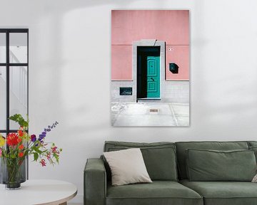 Turquoise deur, roze muur | Fotoprint deuren Spanje | Kleurrijke reisfotografie van HelloHappylife