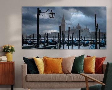 Stimmungsvoller Himmel in Venedig, Italien von Imladris Images