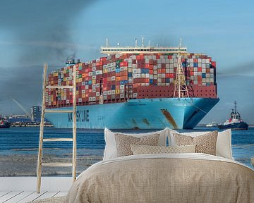 Maersk containerschip onderweg naar open zee. van Arthur Bruinen