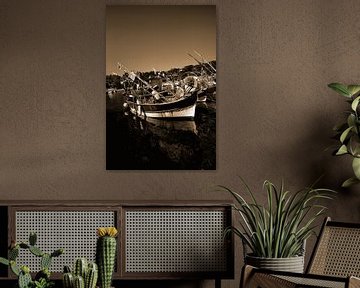 Meerblick auf die im Hafen von Niel vertäuten Boote in Sepia von Youri Mahieu