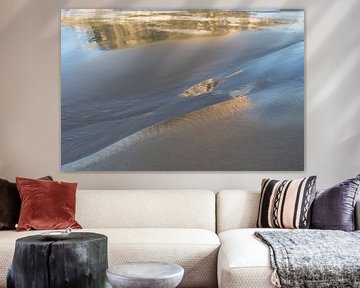 Gouden en lichtblauwe reflecties op het zandstrand 1 van Adriana Mueller