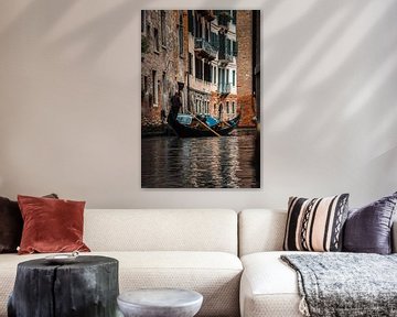 Gondel in de grachten van Venetie, Italie van Marco Leeggangers