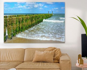 Houten golfbreker op het strand van Domburg