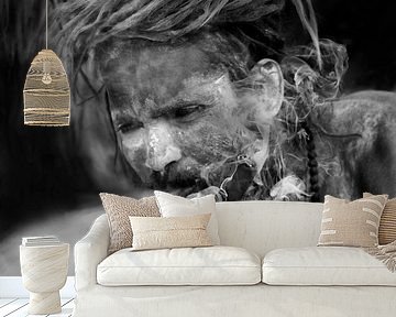 Rauchender Sadhu während der Kumbh Mela in Haridwar, Indien von Wout Kok