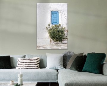 Zomer in Griekenland | Wit huisje blauw raam | Reisfoto van HelloHappylife