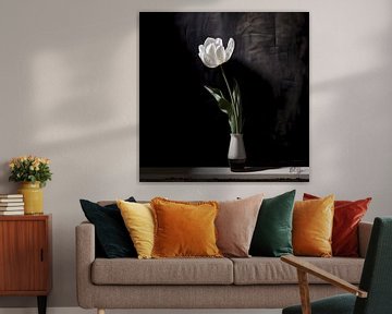 Foto minimalistische Tulp in een monochrome setting van René van den Berg